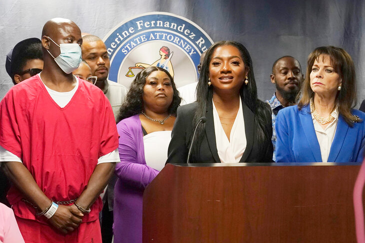 Florida Man Freed From Prison After Serving 32 Yea...